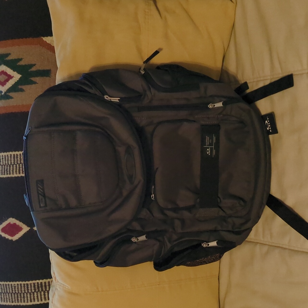 NWT Oakley Crestible Enduro 30L Back Pack. New With Tag